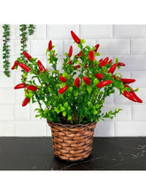 Arranjo de Pimenta Artificial Vermelha em Vaso de Palha